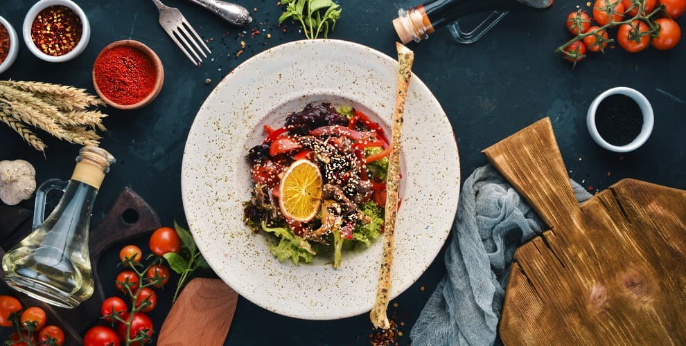 Кулинария — это искусство, которое требует не только навыков, но и знаний о том, как сделать процесс приготовления пищи более простым и приятным. В этой статье мы поделимся полезными кулинарными хитростями и лайфхаками, которые помогут вам сэкономить время и усилия на кухне. Также расскажем, как использовать промокоды, скидки и акции для выгодных покупок на кухонные принадлежности.